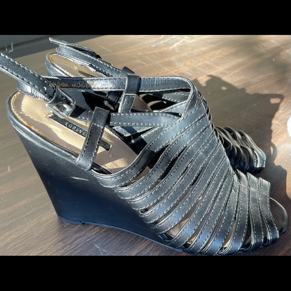 Forever 21 black wedge shoes - Picture 2 of 3